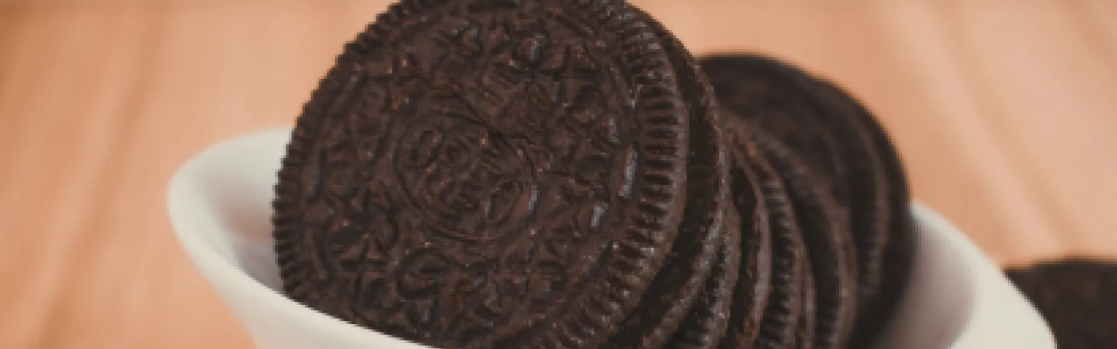 A bowl full of Oreos.